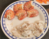 Foto del paso 2 de la receta: Cazuelitas de Merluza y Gambas con Bechamel gratinada