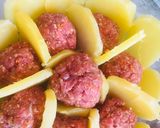 Foto del paso 2 de la receta: Cazuela de papas 🥔 con albóndigas bañada en salsa y queso 🧀