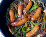 Foto del paso 5 de la receta: Salchichas frescas de ternera con cebolla caramelizada y cereza