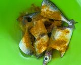 Foto langkah ke 2 dari resep Ikan Kembung Goreng.
