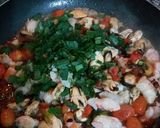 Foto del paso 2 de la receta: Fideos tricolor con frutos de mar 🍜