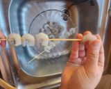 Foto del paso 4 de la receta: Moqueca de banana con brochetas de camarón