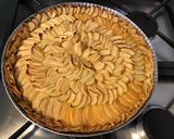 Une image de l'étape 7 de Maxi tarte aux pommes du jardin et miel d Algarve pâte brisée au cassis.