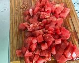 Une image de l'étape 4 de Salade de tomates roses et concombre à la crème, feta et persil.