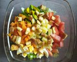 Hình bước làm 2 của món Salad rau củ bánh mì giòn