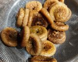 A picture of step 3 of Anjeer & Khajur Rolls.