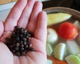 Húsleves csontos sertéshúsból recept fázis 3 fotója