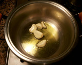 Foto del paso 2 de la receta: Patatas con ajos y pescado con pimientos picantes