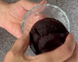 Foto del passaggio 8 della ricetta Tortino al Cioccolato senza zucchero e glutine in Airfryer, con Ganache al Cocco