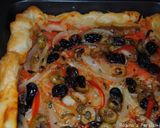 A picture of step 9 of Puff pastry pizza with Raisins & bell pepper.
