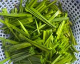 Hình bước làm 1 của món Canh Hẹ Nấm Nấu Đậu Hũ