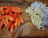 Foto langkah ke 2 dari resep Tumis Pedas Teri Buncis.