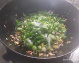 पातीचा कांदा पिठले (paticha kanda pithla recipe in marathi) रेसिपी स्टेप 4 फोटो 