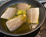 A picture of step 2 of Bacalao al pil pil.
