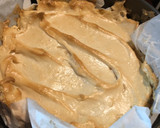 Foto del paso 7 de la receta: TARTA DE ALGARROBA, COCO, dulce de leche, frutos secos y merengue