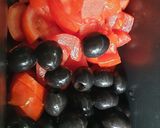 Foto del paso 1 de la receta: Merluza en papillote con aceitunas negras y tomate