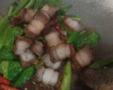 รูปขั้นตอนการทำที่ 4 ของ ผัดคะน้าหมูกรอบ