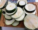 Une image de l'étape 2 de Courgettes rondes et oignon rouge au pesto.