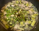 Foto del passaggio 1 della ricetta Spaghetti alla crema di aglietto fresco, asparagi e bufala