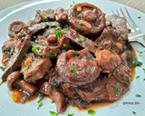 Foto del paso 8 de la receta: Hígado con setas en salsa de tomate