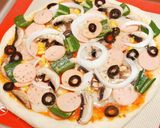 Foto langkah ke 5 dari resep Pizza Mushroom Olive Mozzarella.