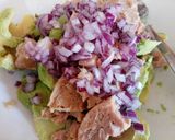 A picture of step 2 of Tuna and avocado.