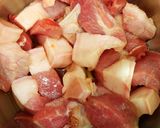 Hình bước làm 1 của món Thịt kho trám đen