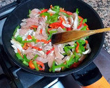 Foto del paso 2 de la receta: Mini penne en salsa bechamel con salteado de tiras de pechuga