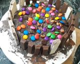 A picture of step 6 of Kitkat choco waffer cake.