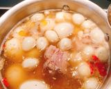 Hình bước làm 2 của món Thịt kho trứng rịu cùng lá chuối