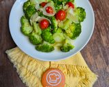 Foto langkah ke 5 dari resep Tumis Broccoli & Tomat Cherry.