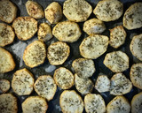 Foto del paso 2 de la receta: Hamburguesa con pan casero y patatas especiadas al horno