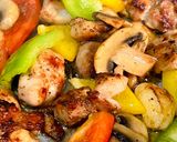 รูปขั้นตอนการทำที่ 4 ของ ไก่ย่างเนยพริกไทยดำผัดไวน์ผลไม้