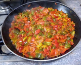 Foto del paso 2 de la receta: Cena rápida de chuletas de Sajonia con tomate y pimientos