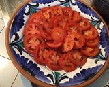 Une image de l'étape 3 de Salade de tomates au bleu de Gers,persil et crème de balsamique.
