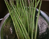 Foto del paso 1 de la receta: Revuelto de espárragos y champiñones
