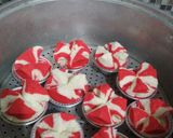 Foto langkah ke 9 dari resep Bolu Kukus Santan Merah Putih 17 Agustusan.