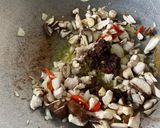 Gambar langkah 2 resipi Makaroni Goreng Tomyam.