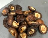 Hình bước làm 1 của món Sốt Nấm Hương Chay 🌱
