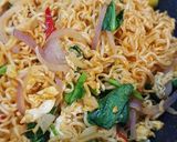 A picture of step 4 of Stir-Fry Maggi Instant Noodles Curry Flavour.