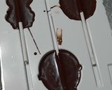 Foto del paso 2 de la receta: Bombones de chocolate simples, rellenos y chupetines fáciles