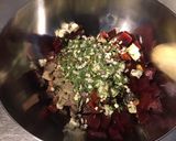 Une image de l'étape 6 de Salade de betteraves aux tomates, bleu d'Auvergne et herbes sauce balsamique.