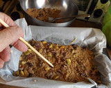 Foto del paso 3 de la receta: Budín de nueces pecanas y pistachos, con desmigado
