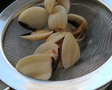 Foto del paso 1 de la receta: Patatas con gambas, almejas y gulas