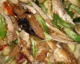 Foto langkah ke 2 dari resep Tumis ikan pindang terung cabe ijo.