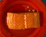 Foto del paso 5 de la receta: Salmón horneado en pan brioche con un acompañamiento improvisado y salsa rápida