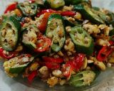 Foto langkah ke 6 dari resep Tumis Tempe Okra Hijau.