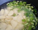 A picture of step 2 of Antoñita's Gazpachuelo.