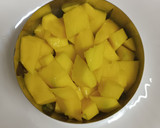 Foto del paso 2 de la receta: Tartar de salmón y aguacate con mango, pasas y queso fresco