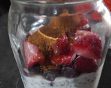 Foto del paso 2 de la receta: Kéfir con chía y frutas 🥛🍒🍓